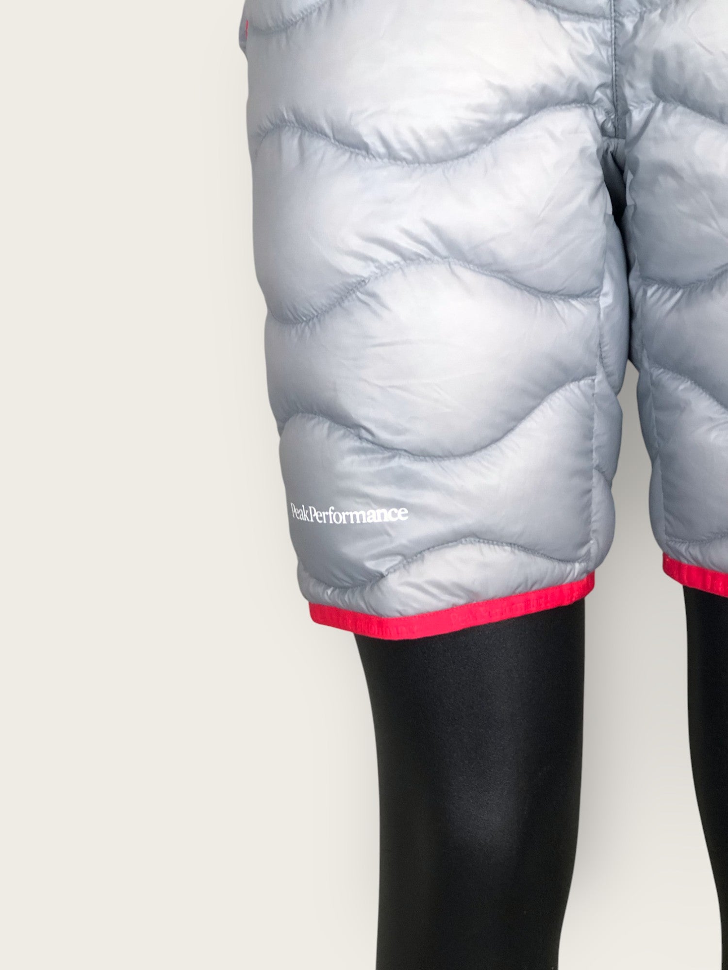 Peak Performance Daunen Shorts (XS)