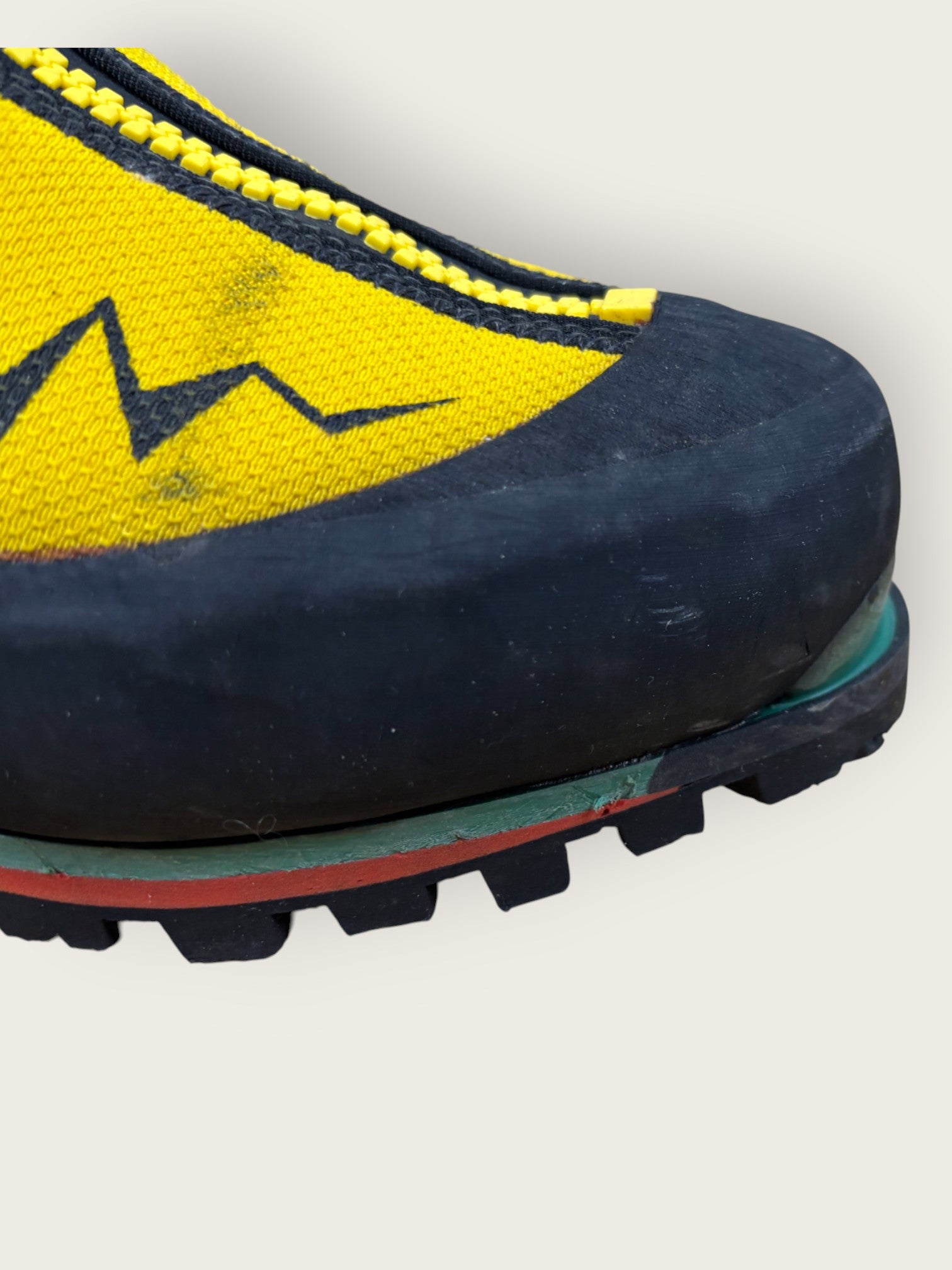 template-w-mountain-boots-39