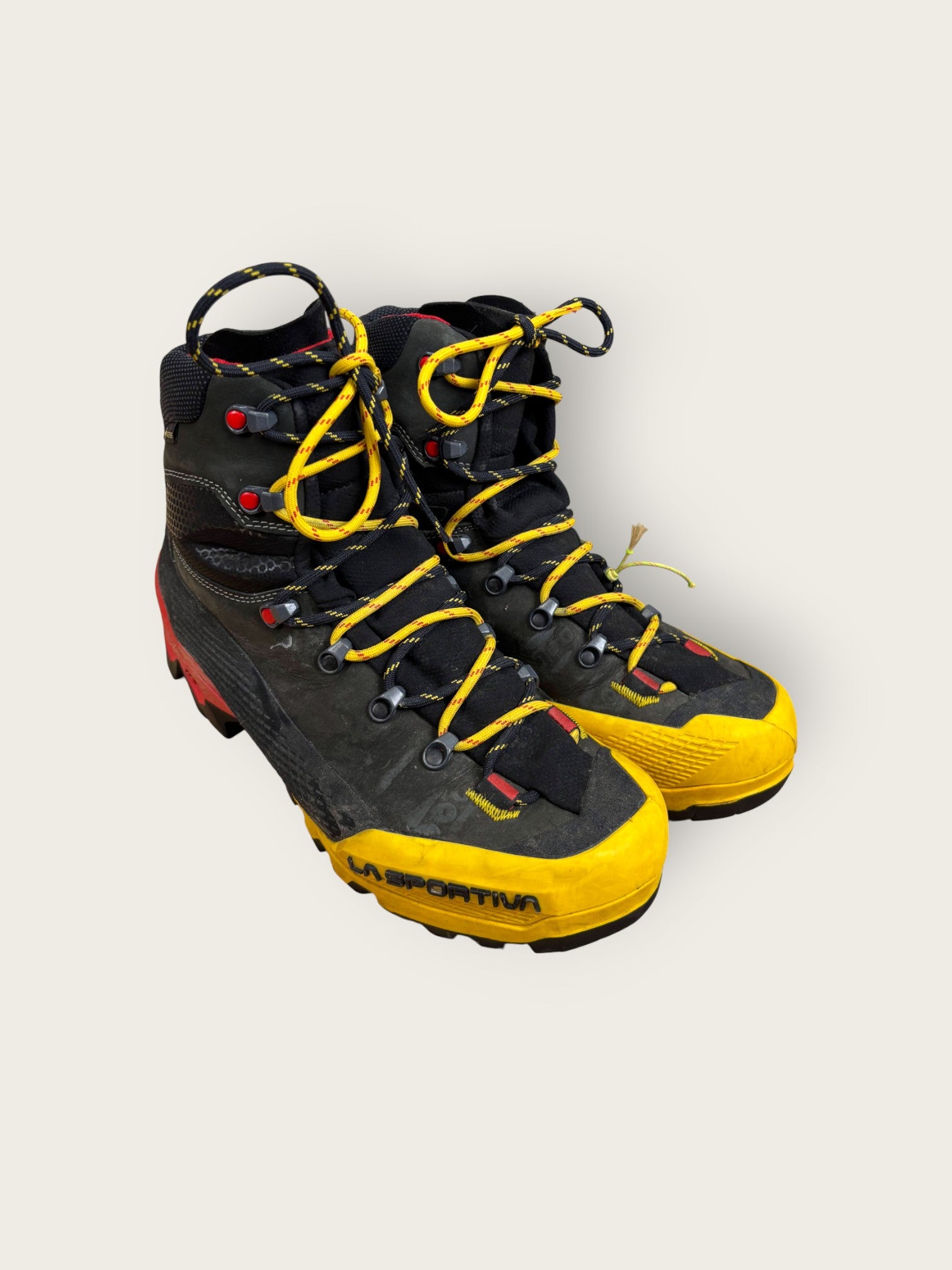 template-w-mountain-boots-39