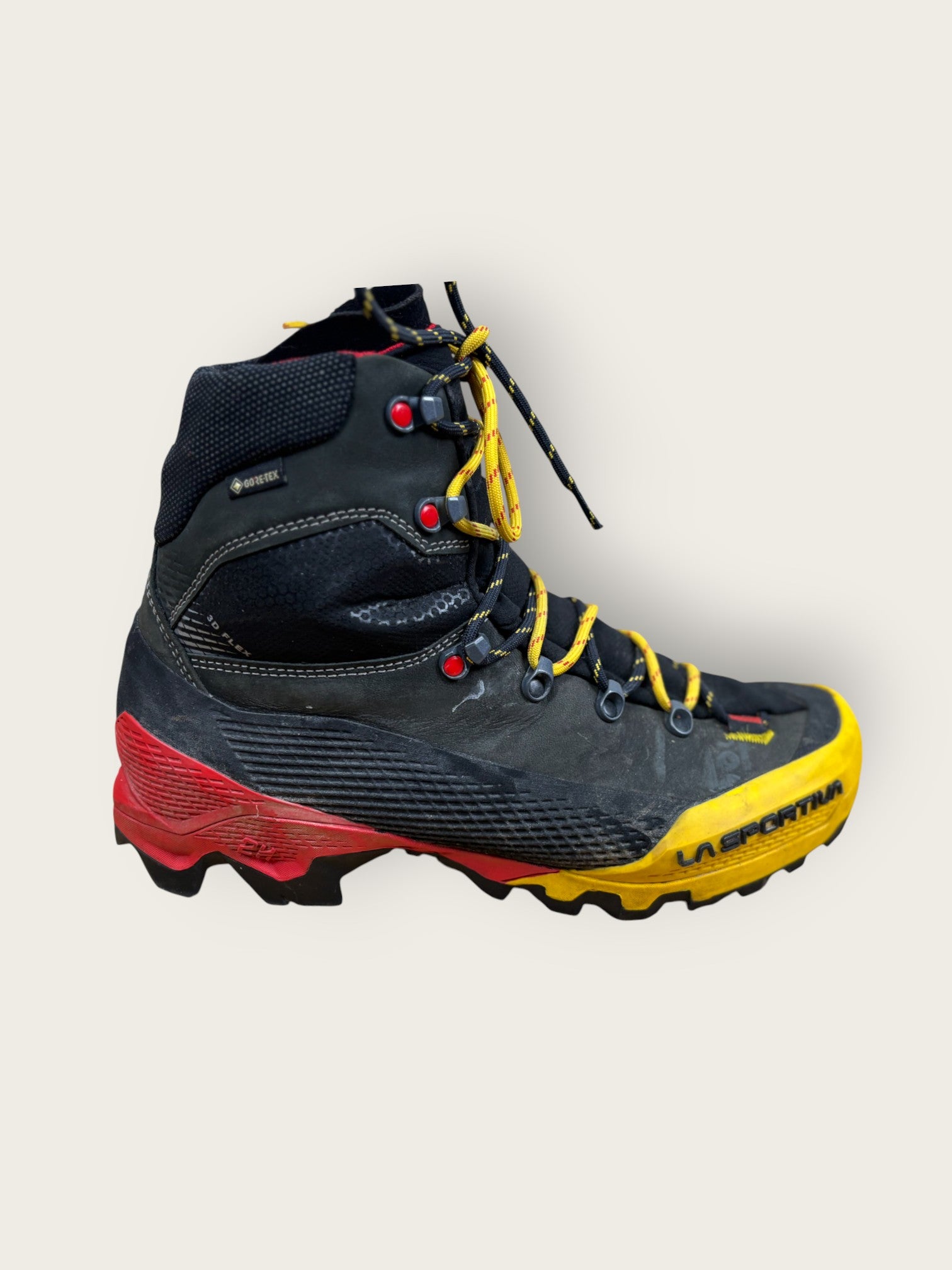 template-w-mountain-boots-39