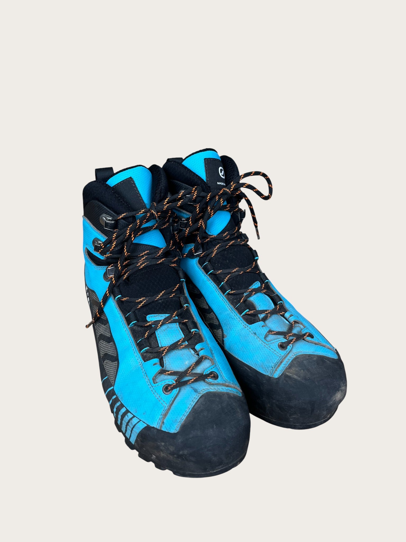 template-w-mountain-boots-39