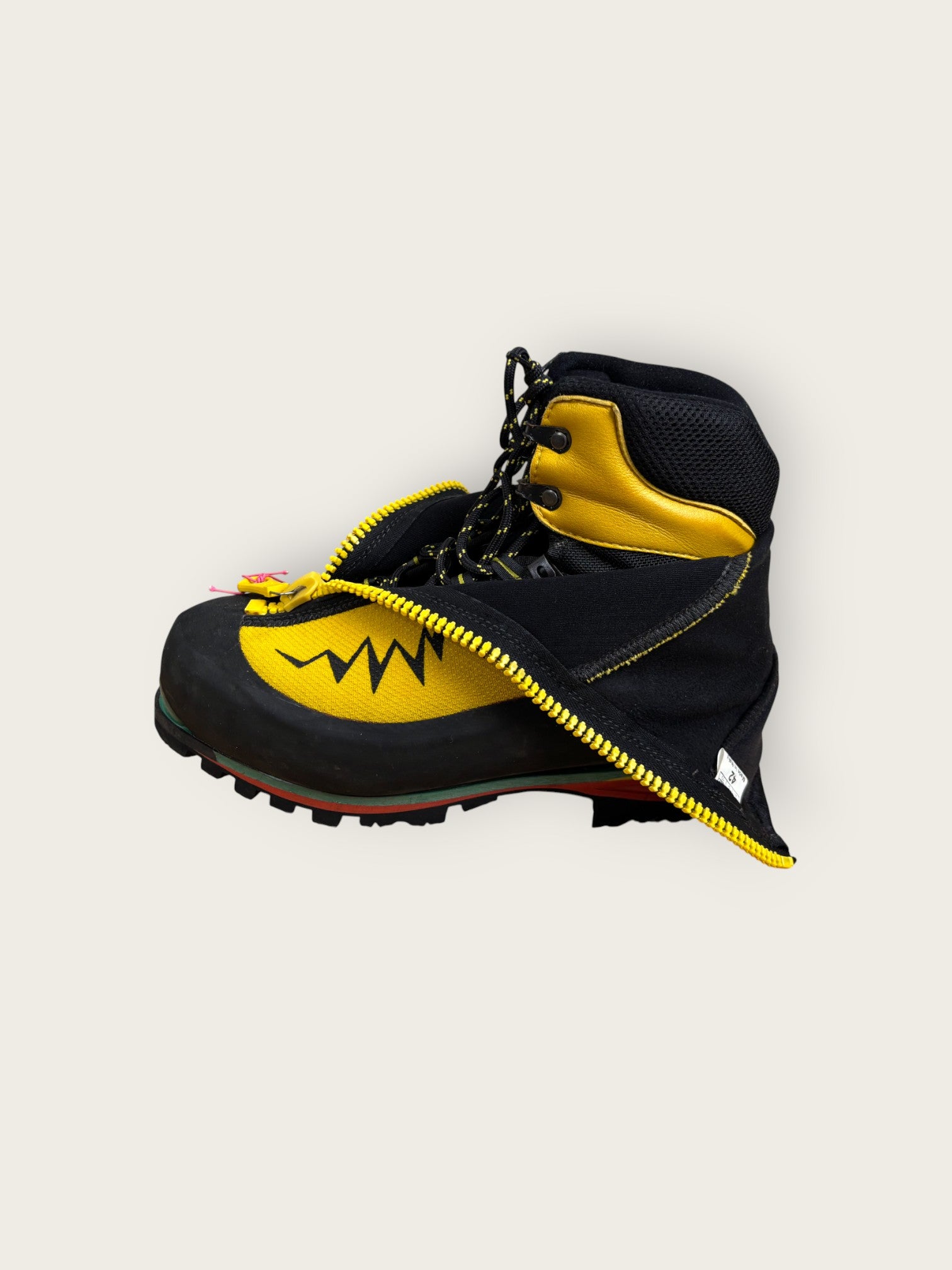 template-w-mountain-boots-39 