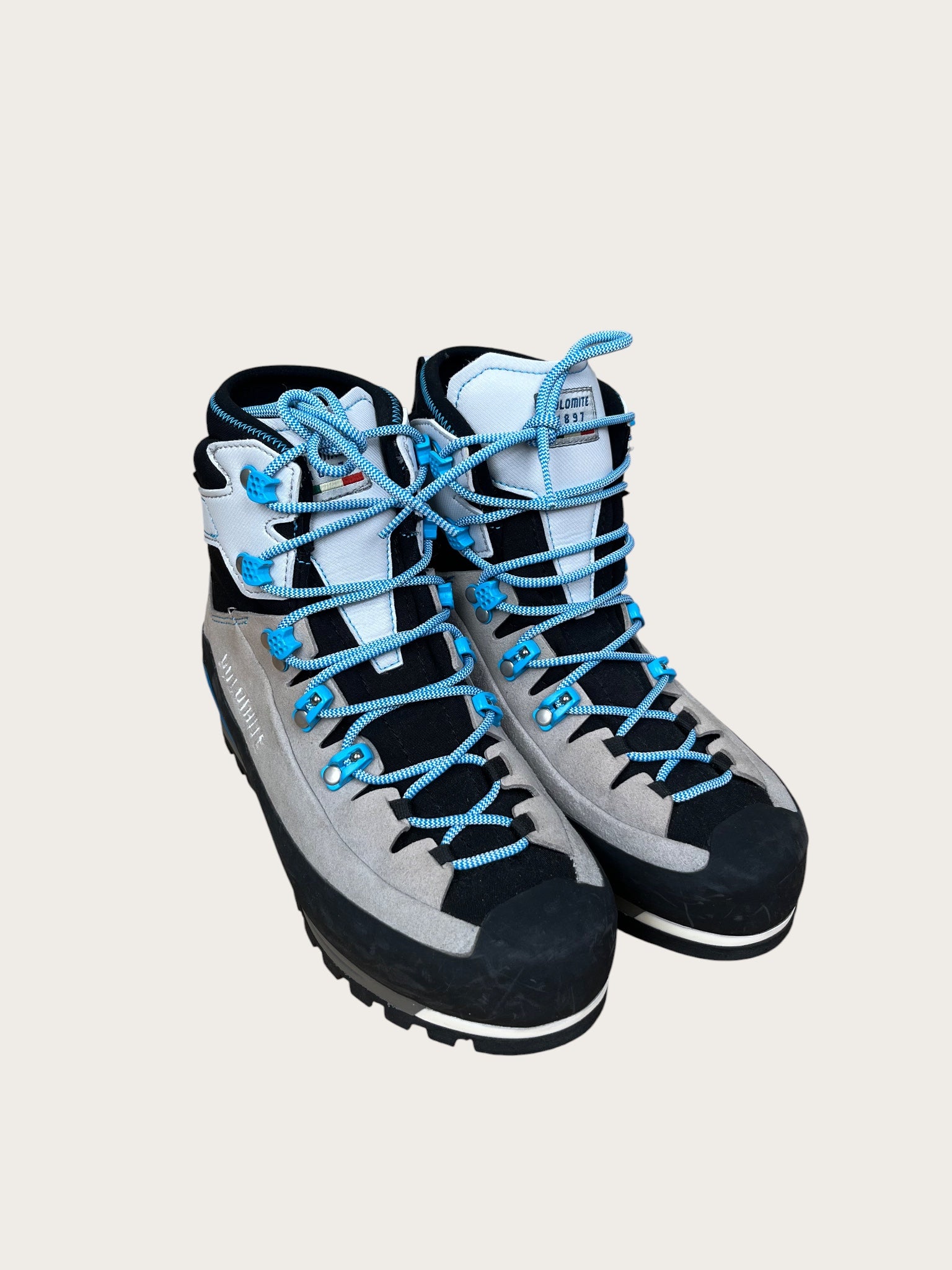 template-w-mountain-boots-39 