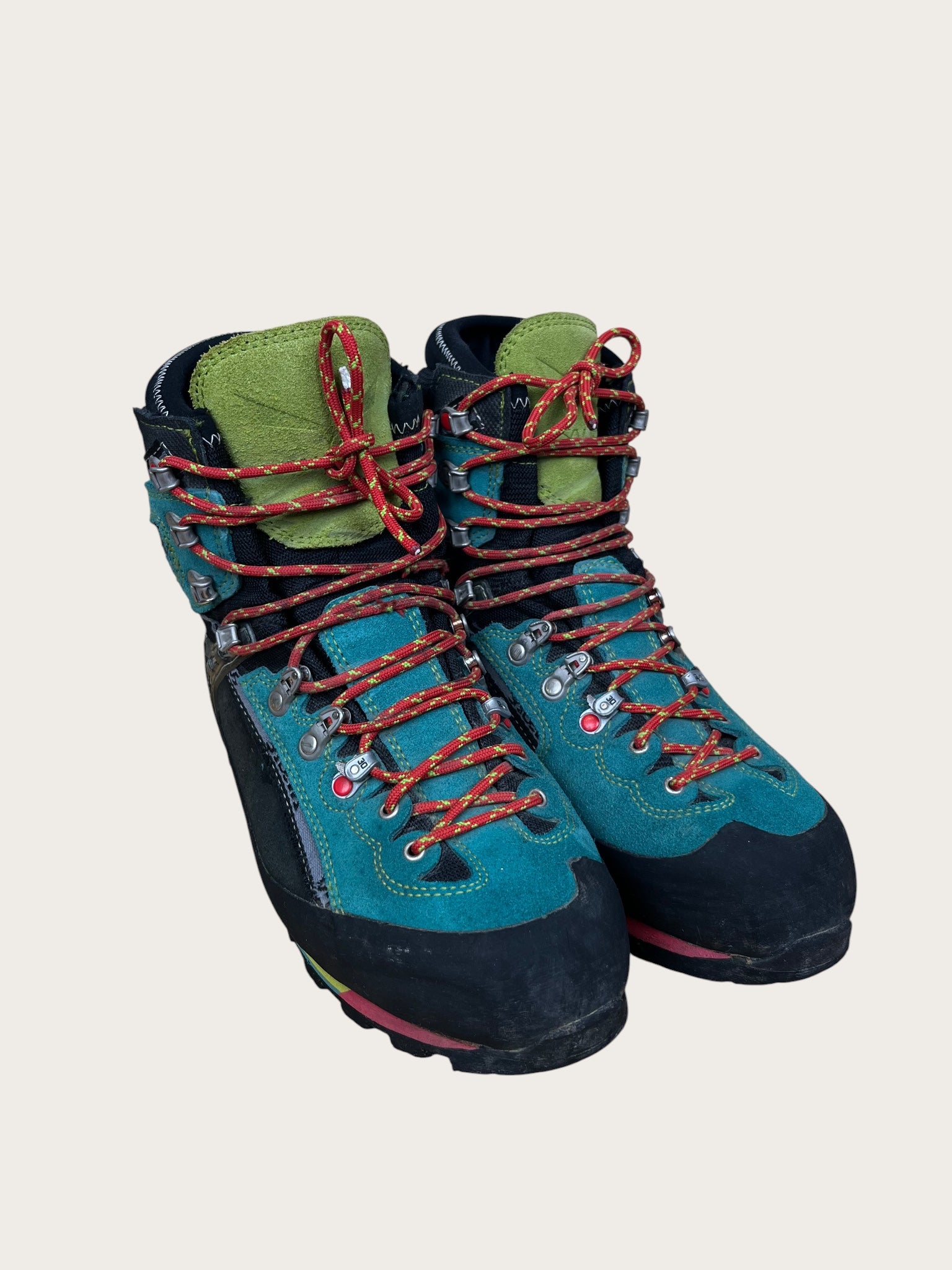 template-w-mountain-boots-39 